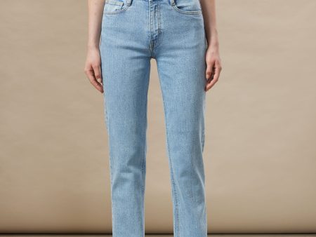 The Cyndi Straight Jean in Light Wash Hot on Sale