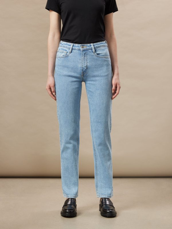 The Cyndi Straight Jean in Light Wash Hot on Sale